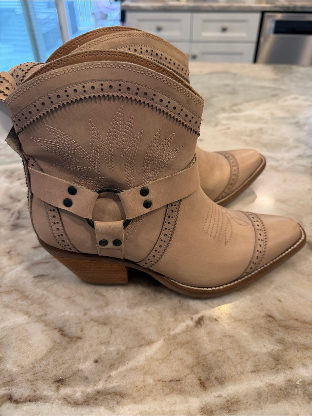 DINGO GUMMY BEAR LEATHER BOOTIE STYLE DI747WH7 Size 8.5 NEW